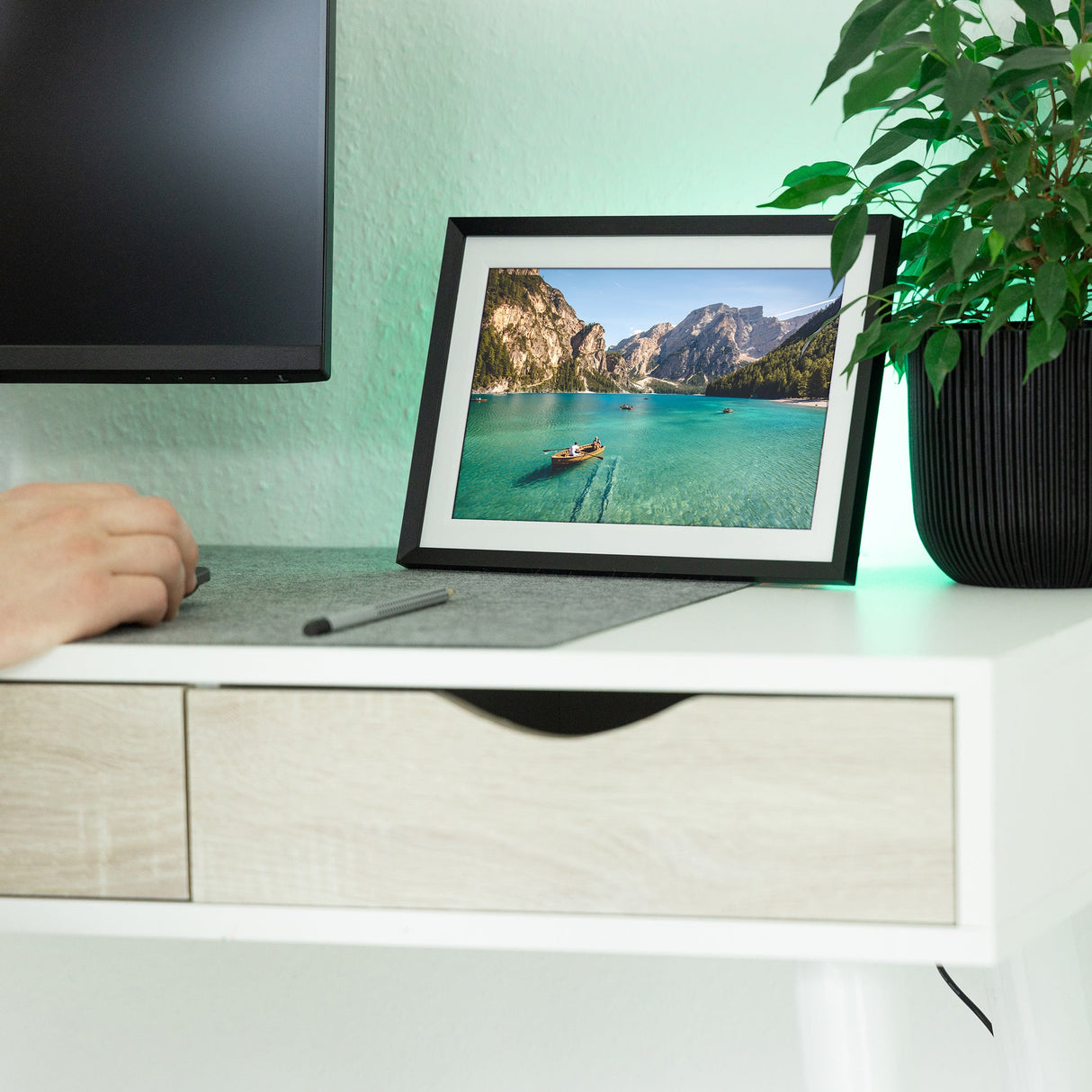 Smarter Bilderrahmen | 10" Diagonale | Wifi | App Steuerung | Atmosphere Light | Modell 104
